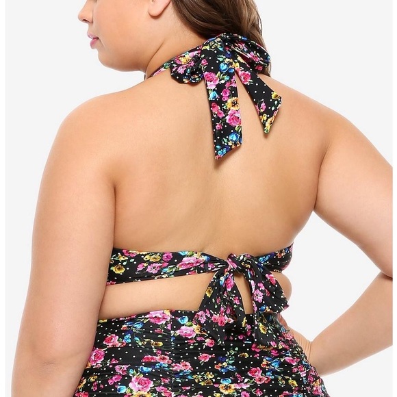 Hot Topic Pin-up Ruffled Swimsuit - Picture 2 of 12